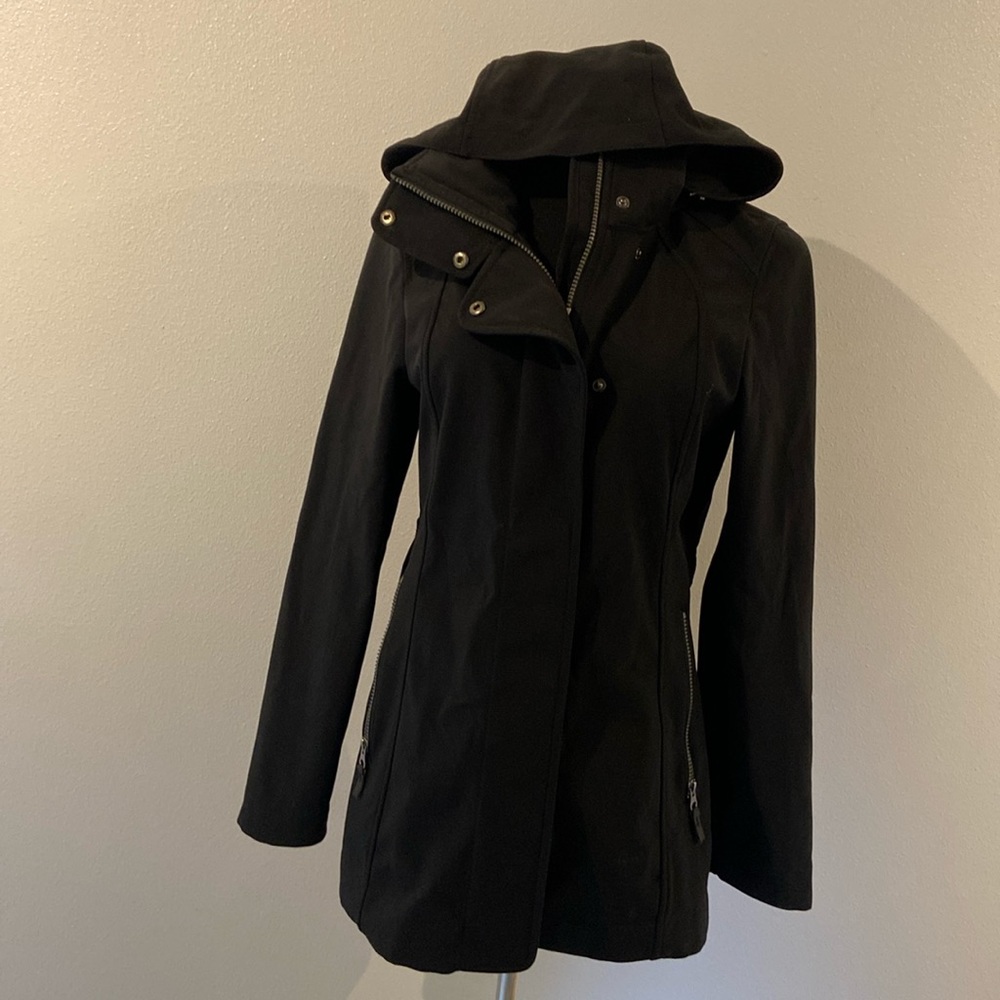 Lolë women’s black rain coat M (8-10)